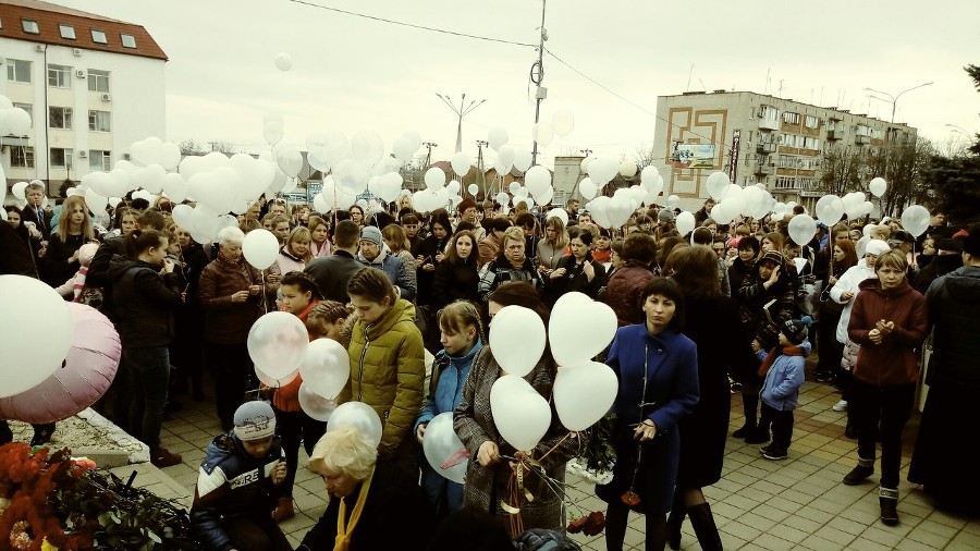 В Усть-Лабинске прошла акция памяти погибших в Кемерове