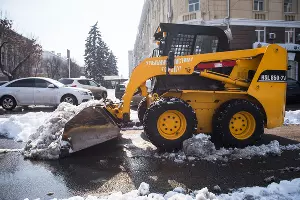 Уборка снега в Краснодаре &copy;&nbsp;Фото Елены Синеок, Юга.ру