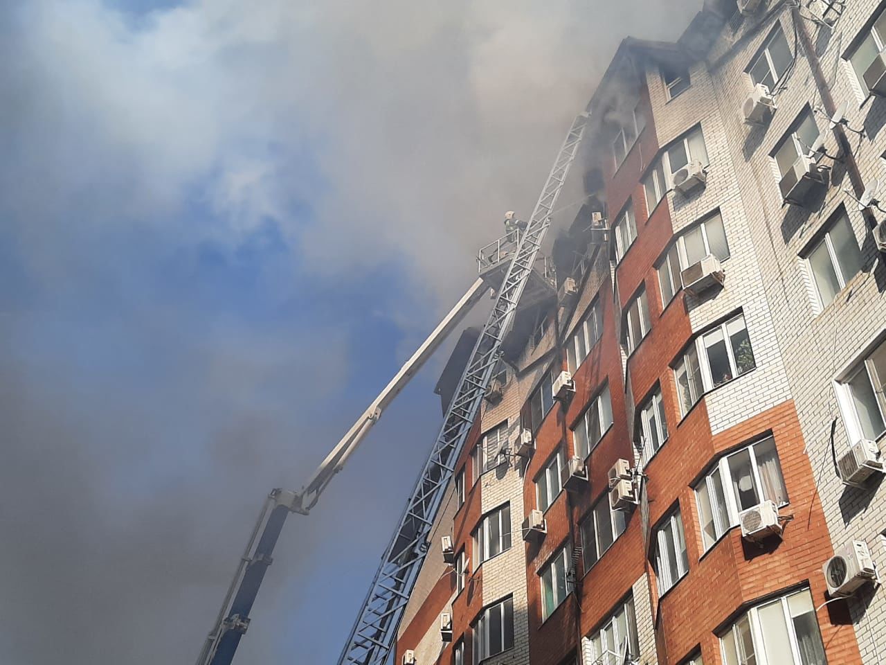 Адрес горящего дома в анапе. В анапе сгорел дом. Анапа лазурная 24 пожар. В анапе сгорел дом. В анапе горит дом.