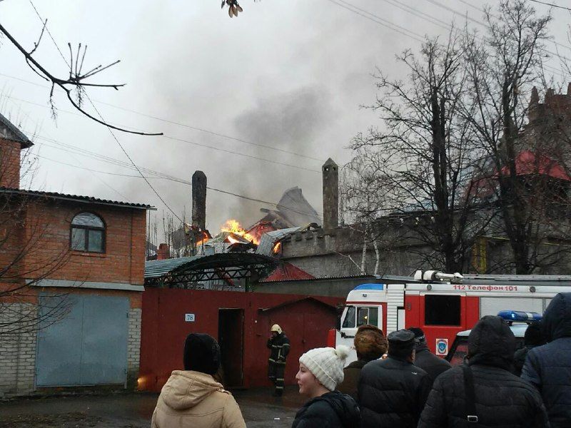 Что горит в краснодаре сейчас. Горит дом в краснодаре. Пожар в краснодаре сейчас. Что горит в краснодаре сейчас. Пожар в краснодаре на уральской.