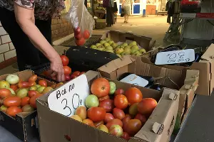 Развал уцененной еды на входе в Кооперативный рынок с Коммунаров 15.8.2023 &copy;&nbsp;Фото Александра Гончаренко, Юга.ру