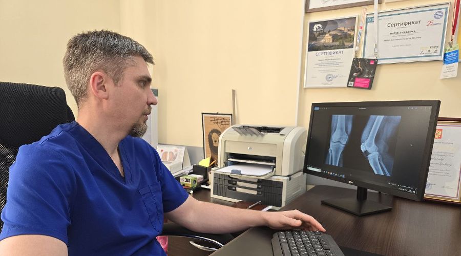 Евгений Коновалов изучает снимки с ИИ &copy;&nbsp;Фото из личного архива Евгения Коновалова, предоставлено пресс-службой Юго-Западного банка Сбербанка