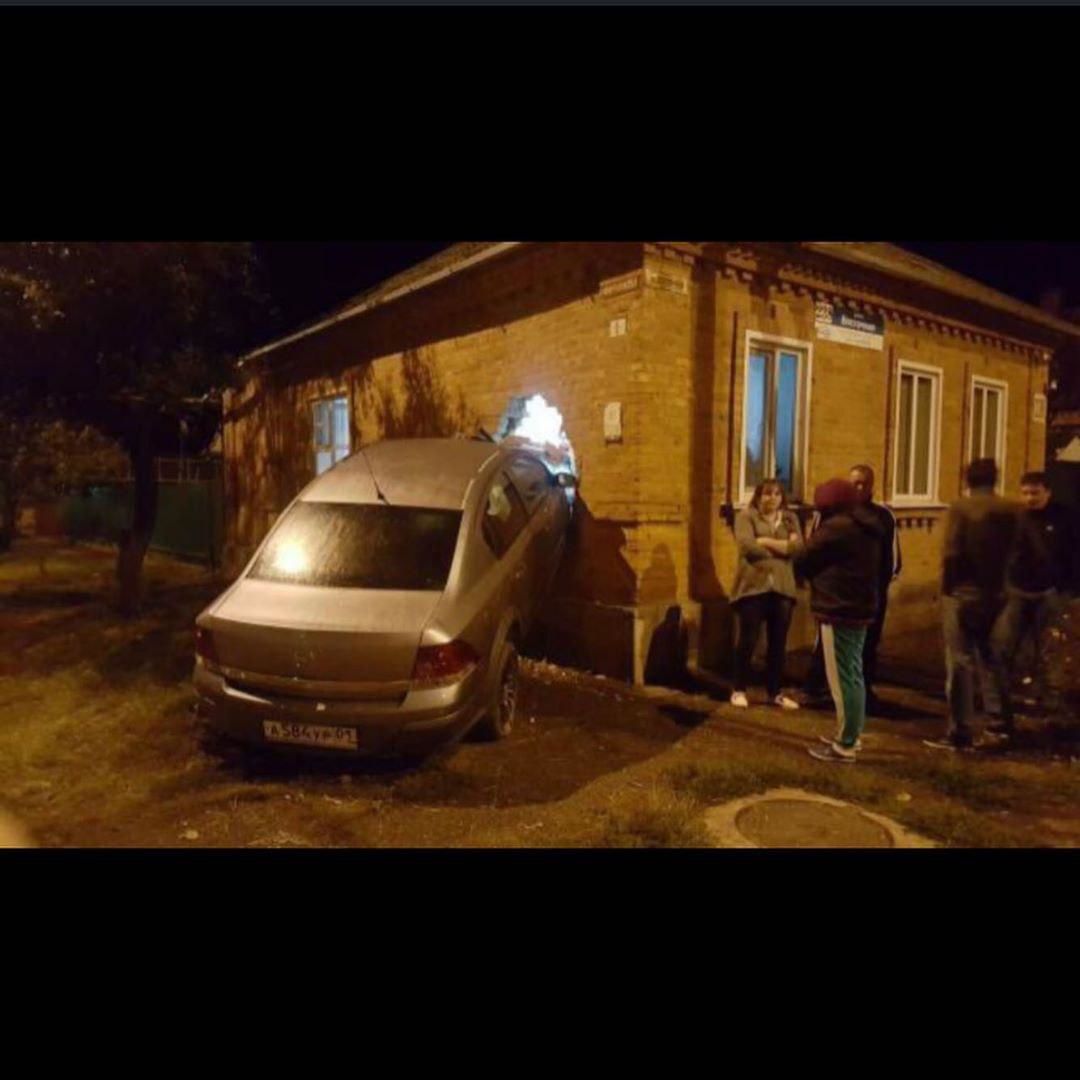 машина въехала в дом