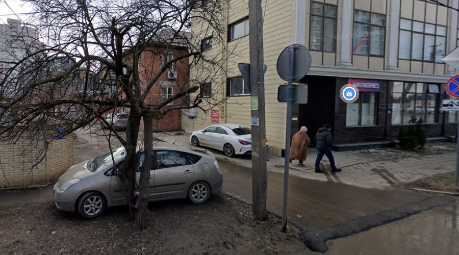 Въезд в переулок Кубанонабережный с улицы Орджоникидзе © Скриншот изображения на сайте Google.com/maps