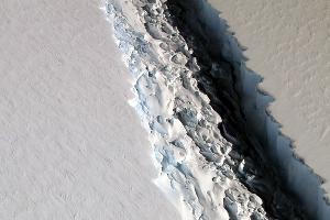 Трещина шельфового ледника Ларсен С в Антарктике © Фото с сайта nasa.gov