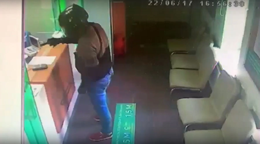 Момент ограбления банка в Старокорсунской попал на камеры наблюдения &copy;&nbsp;Скриншот видео телеграм-канала &laquo;Старокорсунская&raquo;, t.me/starokorsunskaya2