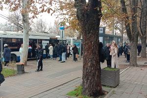 Пассажиры нескольких трамваев, следующих по Ставропольской, ждут другой транспорт © Фото Юга.ру