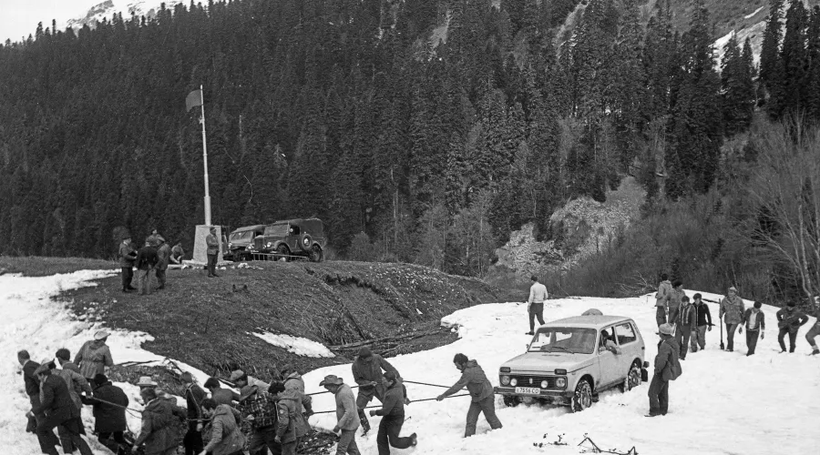 Майский поход накануне Дня Победы к воинскому обелиску на развилке туристских троп перевалов Аишхо-1 и Аишхо-2, 1985 год &copy;&nbsp;Фото Георгия Анастасиади