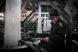 Осужденный работает в цехе по производству полиэтиленовых мешков © Елена Синеок, ЮГА.ру