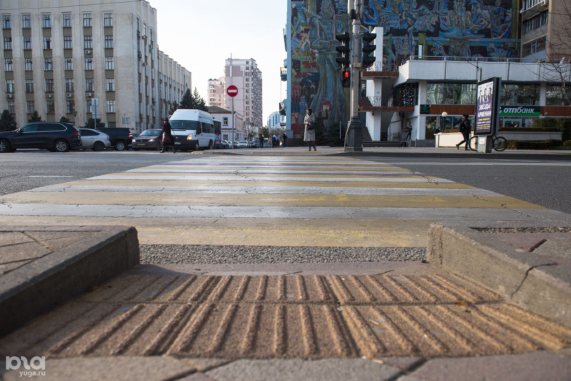 Плитка, предупреждающая об остановке перед дорогой на ул. Красной © Фото Елены Синеок, Юга.ру