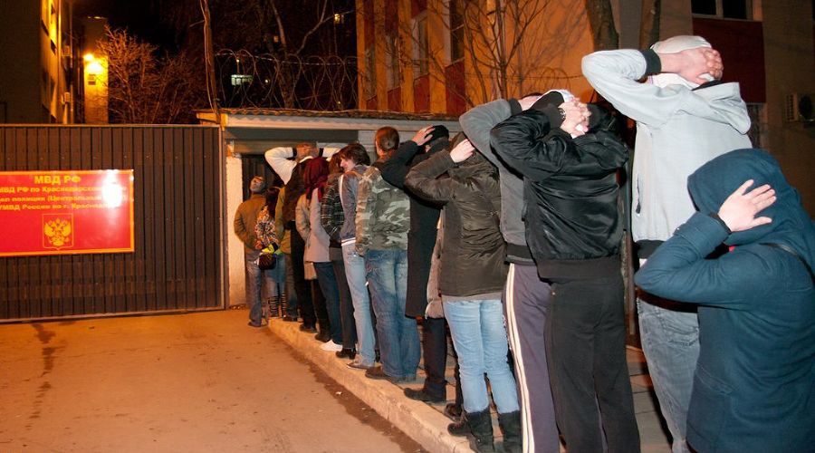 Флешмоб "Белая лента" у ворот РОВД Центрального округа Краснодара &copy;&nbsp;Владислав Щеколдин