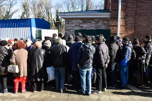 Акция помощи бездомным на Всесвятском кладбище Краснодара &copy;&nbsp;Фото Елены Синеок, Юга.ру