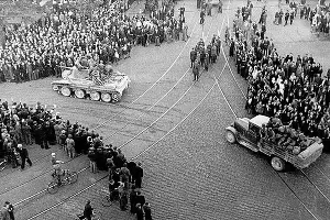 Советские войска вступают в Ригу, 17 июня 1940 года &copy;&nbsp;Изображение является общественным достоянием