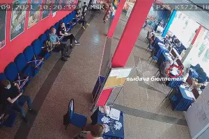 По видеозаписи с избирательного участка удалось подсчитать количество выданных бюллетеней &copy;&nbsp;Кадр из видео, Давид Канкия