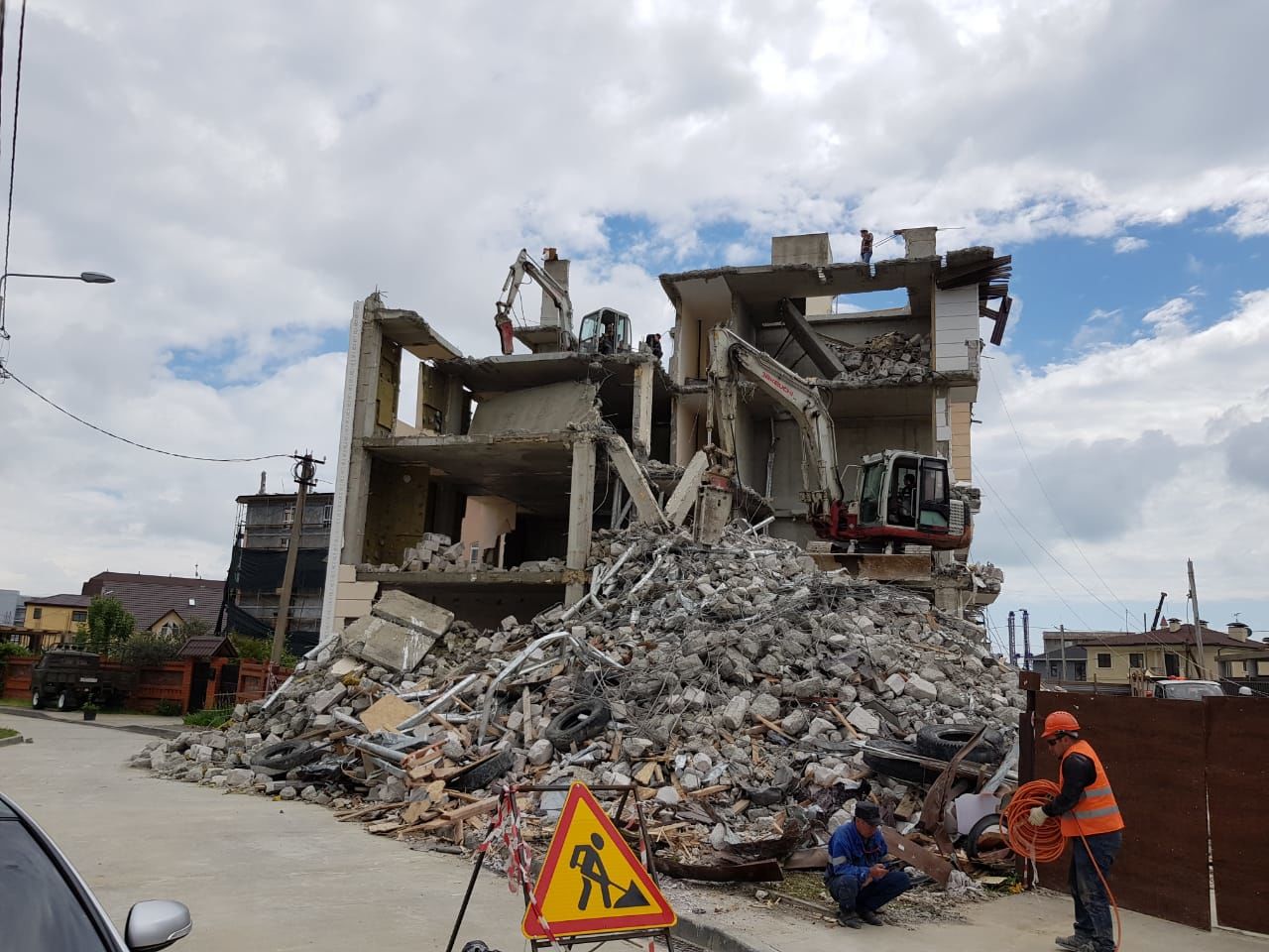администрация сочи снос. снос домов в сочи. снос многоквартирного дома на ижс. сочинские незаконные постройки. объекты сноса в сочи.