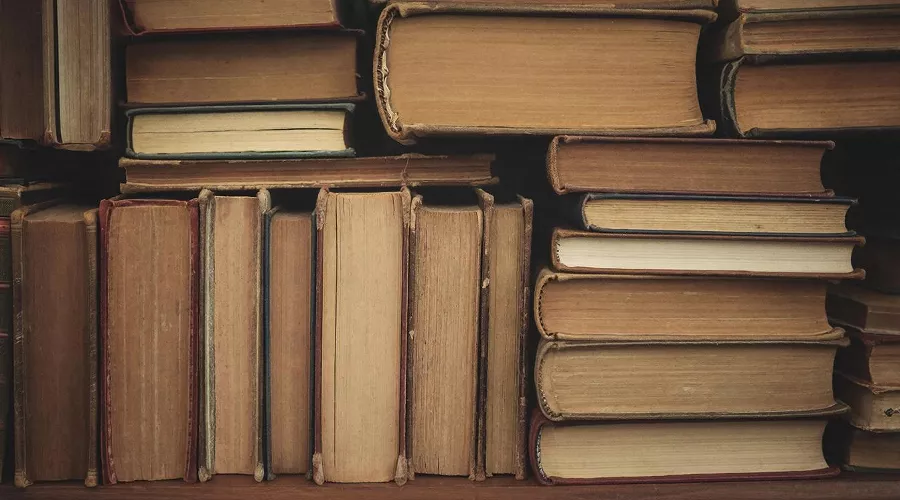 книги &copy;&nbsp;Изображение сгенерировано нейросетью Gigachat