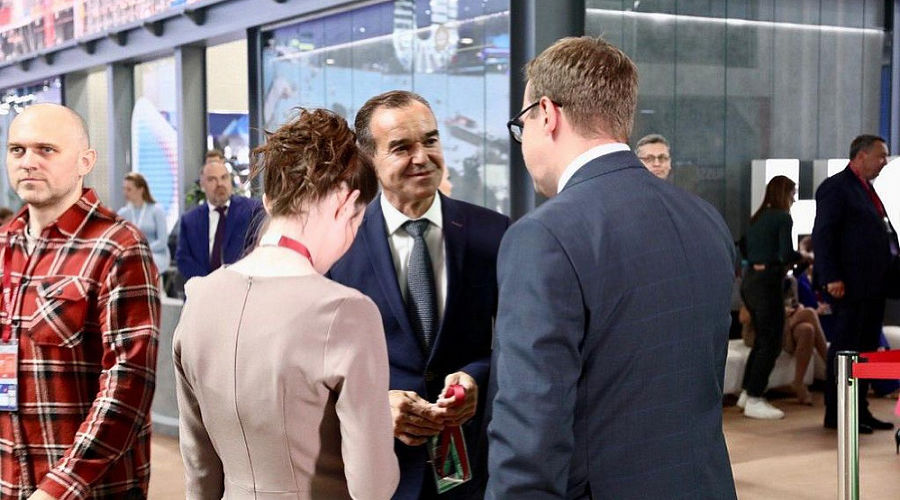 Вениамин Кондратьев ведет переговоры в ходе ПМЭФ-2022 © Пресс-служба администрации Краснодарского края, Admkrai.krasnodar.ru