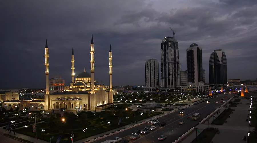 Вид на "Сердце Чечни" и "Грозный-сити" &copy;&nbsp;Фото Влада Александрова, Юга.ру