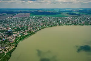 Старокорсунская дугой огибает один из заливов Краснодарского водохранилища &copy;&nbsp;Фото Антона Быкова, Юга.ру