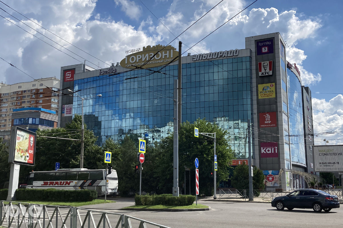 Торговый центр «Горизонт», здесь был одноименный кинотеатр, ул. Тюляева, 2, 2022 год © Фото Дмитрия Пославского, Юга.ру