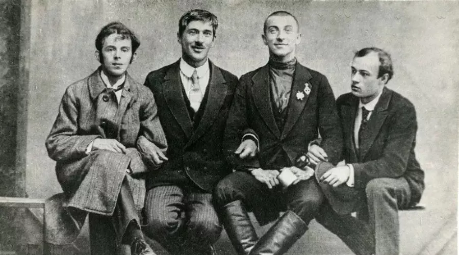 Русские писатели Серебряного века: Осип Мандельштам, Корней Чуковский, Бенедикт Лившиц и Юрий Анненков, проводы Лившица на фронт. Случайная фотография Карла Буллы, 1914 год &copy;&nbsp;Изображение является общественным достоянием