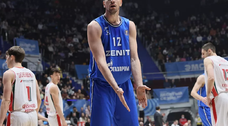 Центровой «Зенита» Игорь Вольхин реагирует на очередной точный бросок «Локомотива-Кубань» &copy;&nbsp;Пресс-служба Единой лиги ВТБ, Vtb-league.com