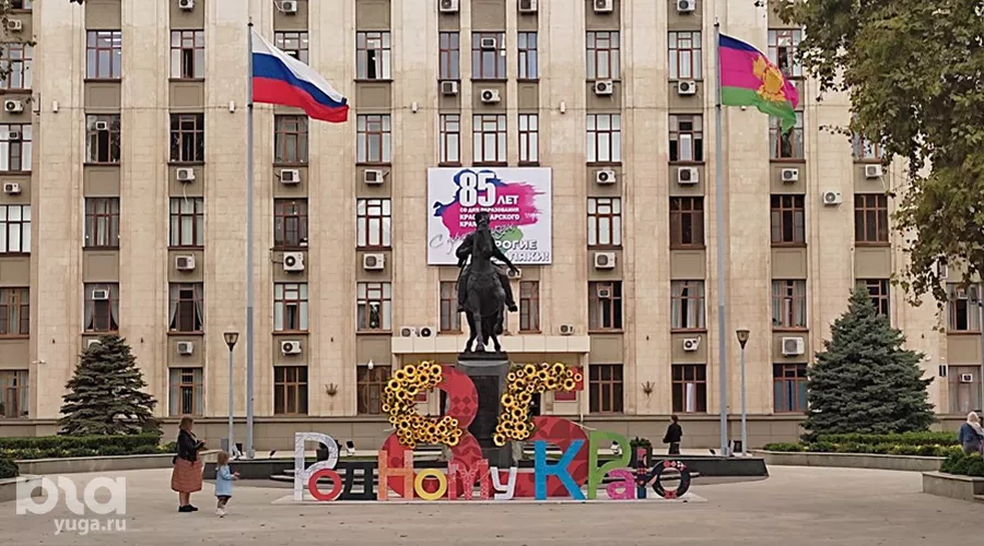 Праздничная инсталляция перед зданием Администрации Краснодарского края &copy;&nbsp;Фото Иолины Грибковой, Юга.ру