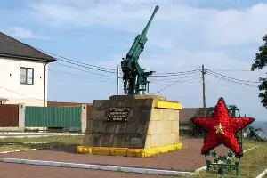 Зенитка, установленная в честь воинов 73 зенитного артполка, принимавших участие в защите города в 1942 г. от фашистских захватчиков: гидрометеотехникум, Туапсе &copy;&nbsp;Фото Basalaev, commons.wikimedia.org (лицензия CC 4.0)