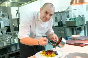 Шеф-повар ресторанов казино и отеля &laquo;Шамбала&raquo; Олег Сычов &copy;&nbsp;Фото предоставлено отелем &laquo;Шамбала&raquo;