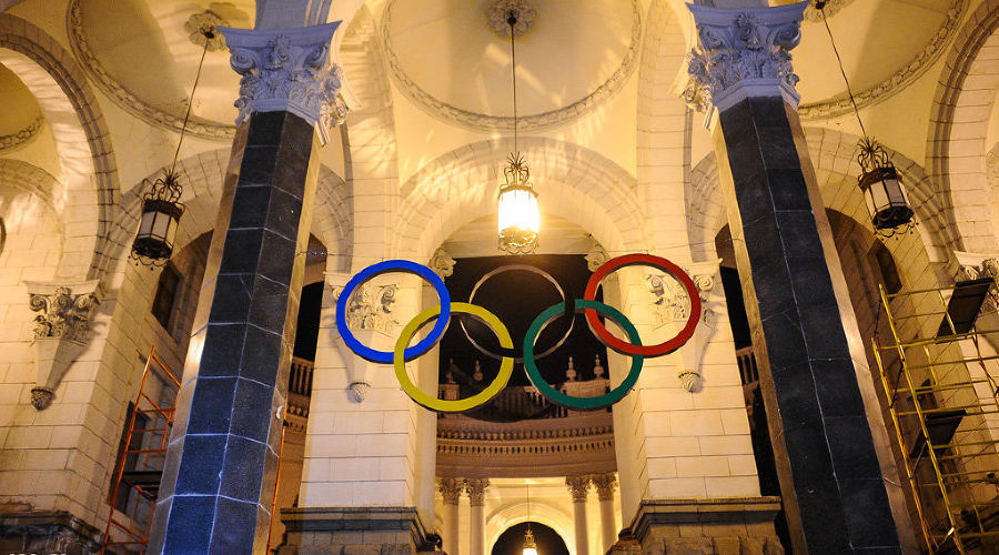 На железнодорожном вокзале Сочи установили олимпийские кольца © Нина Зотина, ЮГА.ру