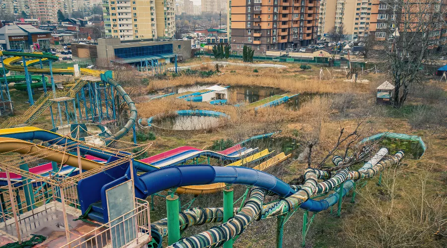 В какой-то момент жилая застройка подступила вплотную к аквапарку «Экватор» &copy;&nbsp;Фото Антона Быкова, Юга.ру