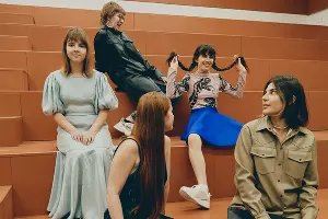 В голубом платье — студентка &laquo;Открытой среды&raquo; Полина, в вечернем наряде — главред Юга.ру Александра Прохоренкова-Аксёнова, черный плащ на журналистке Яре Гуляевой, бежевый — на фандрайзере Алине Перадзе, в синей юбке —  подопечная Диана &copy;&nbsp;Фото Вазгена Арутюнова для &laquo;Открытой среды&raquo; и Юга.ру