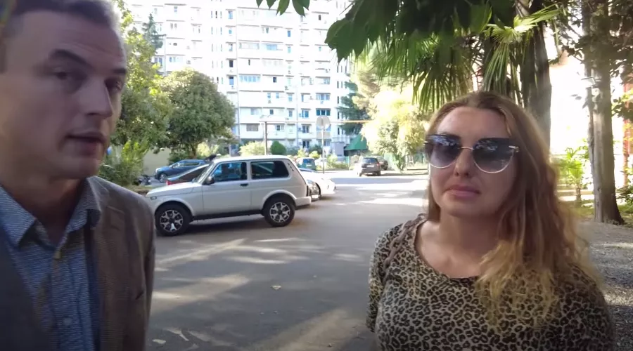 Адвокат Сергей Костюк и дольщица Алла Соболева &copy;&nbsp;Скриншот ютуб-канала &laquo;С открытым забралом&raquo;