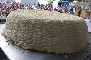 Самый большой круг адыгейского сыра © Фото Елены Малышевой, Юга.ру