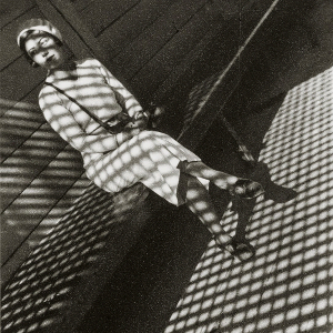 &laquo;Девушка с &laquo;Лейкой&raquo; (Евгения Лемберг) (1934), фото Александра Родченко, общественное достояние