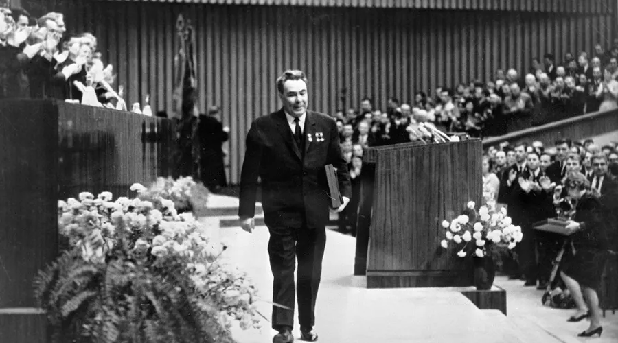 Л.И. Брежнев после выступления на Торжественном пленуме ЦК ВЛКСМ, посвящённом 50-летию Ленинского комсомола. Дворец съездов, 25 октября 1968 года &copy;&nbsp;Фото доступно по лицензии Creative Commons Attribution-Share Alike 3.0 Unported