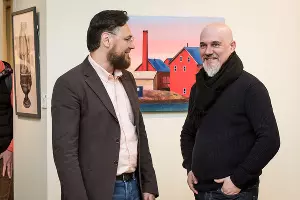 Выставка аукциона MOST. Роман Левицкий, Игорь Михайленко и работа &laquo;Красный дом. Мой маленький рай&raquo; Юлии Малининой &copy;&nbsp;Фото Елены Синеок, Юга.ру