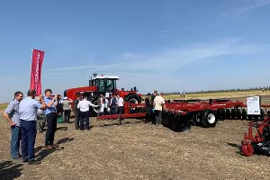 Осмотр техники Ростсельмаш на Дне поля риса 15.09.2023 г. &copy;&nbsp;Фото пресс-службы компании &laquo;Югпром&raquo;