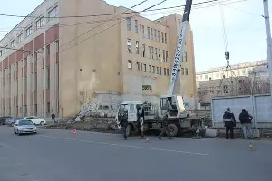 Снос забора на ул. Рашпилевской &copy;&nbsp;Фото со страницы Владимира Вербицкого facebook.com/vladimir.verbitskiy