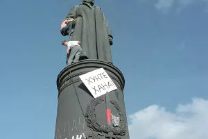 После провала попытки путча старой советской номенклатуры против Горбачева были снесены многие памятники символизирующие СССР и коммунизм &copy;&nbsp;Фото Дмитрия Бортко, wikipedia.org (CC BY-SA 4.0)