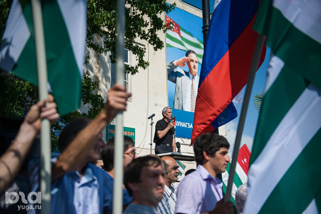 Сообщение россия абхазия. Абхазия в поддержку России. Абхазский и российский флаг. Абхазия это Россия.