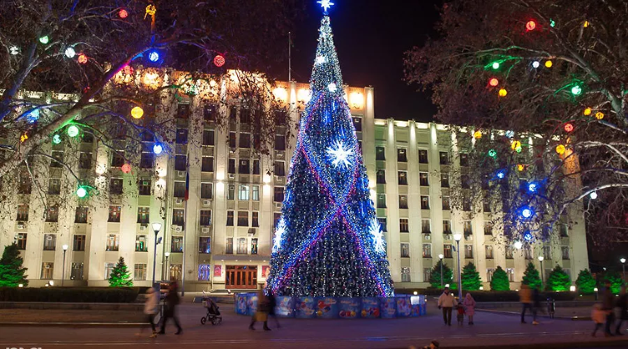 Новогодняя елка перед зданием Администрации Краснодарского края &copy;&nbsp;Елена Синеок, ЮГА.ру
