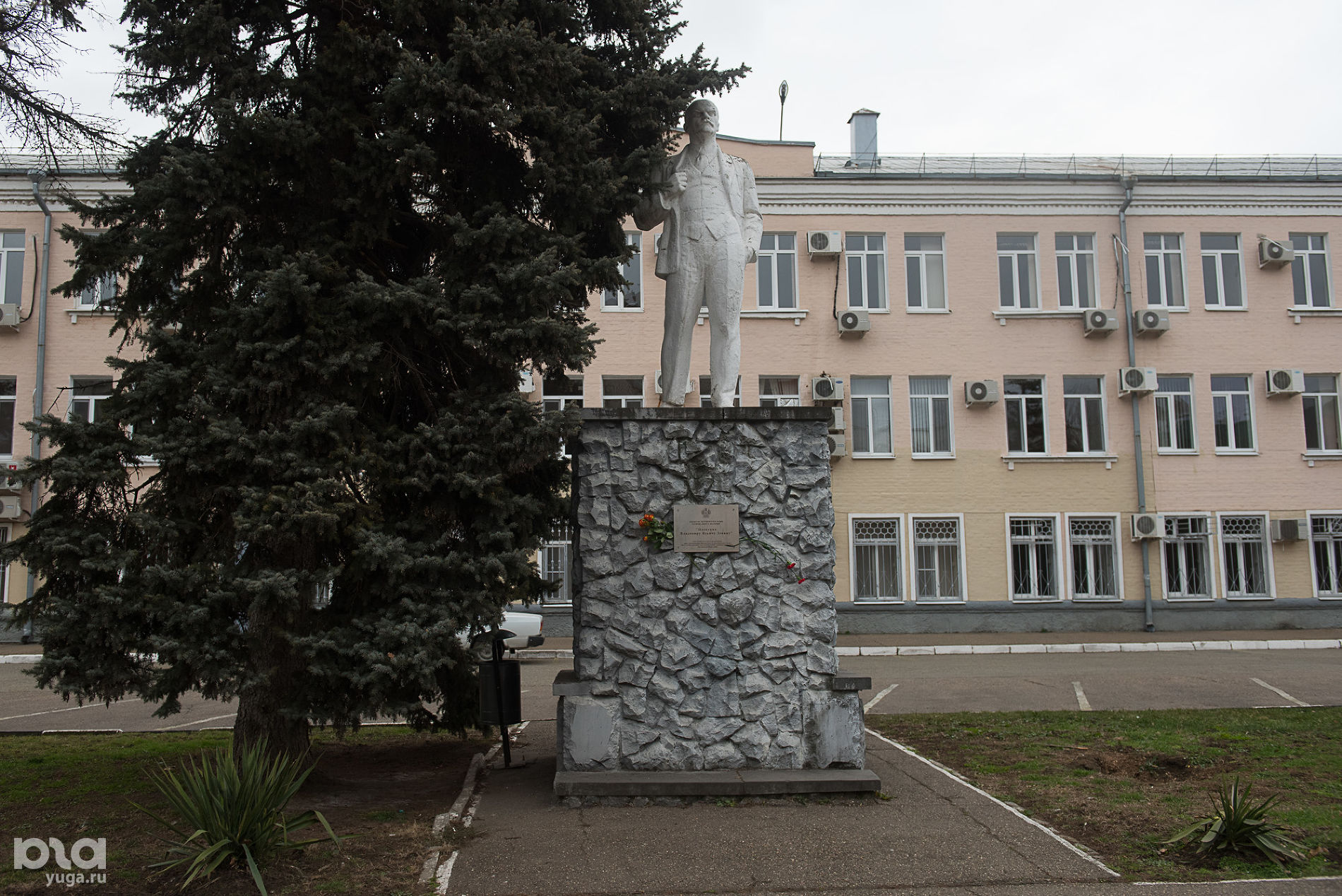 Памятник Ленину перед зданием бывшего ДК ХБК на улице Стасова © Фото Елены Синеок, Юга.ру