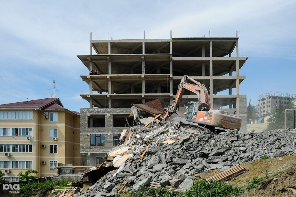 объекты сноса в сочи. сносят дома в сочи. дом самострой сочи. сочинский самострой. как строят на юге россии самострой.