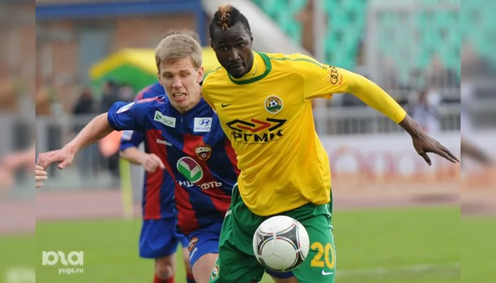 Ласина Траоре (справа) и Понтус Вернблум &copy;&nbsp;ЮГА.ру, Елена Синеок