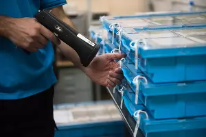 Сканирование кодов кассет во время приема денежных средств от инкассаторов &copy;&nbsp;Фото Елены Синеок, Юга.ру