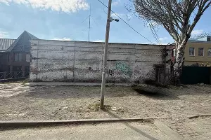 Стена в парке до мурала &copy;&nbsp;Фото пресс-службы Сбера