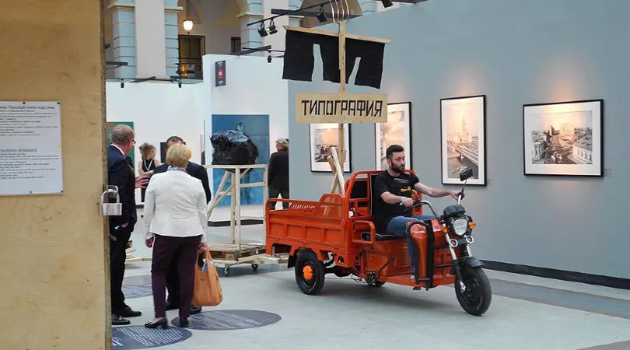 Инсталляция арт-группировки ЗИП на Cosmoscow &copy;&nbsp;Фото культурного центра &laquo;Типография&raquo;