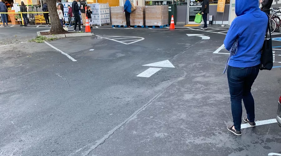 Очередь в магазин — люди стоят на расстоянии 2 метра друг от друга &copy;&nbsp;Фото Светланы Карслиоглу