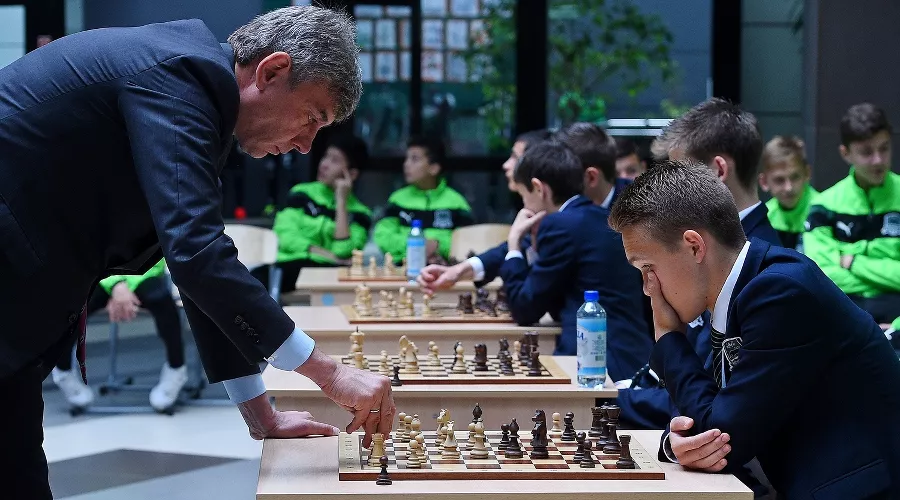 Сергей Галицкий провел сеанс одновременной игры в шахматы с воспитанниками Академии ФК «Краснодар» &copy;&nbsp;Фото с сайта fckrasnodar.ru